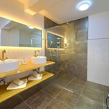 Laura Comfortable Hotel